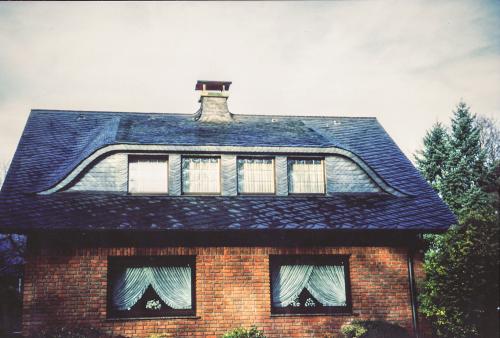 Schieferdach mit Gaube