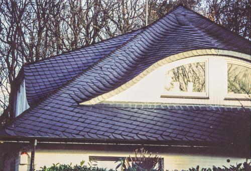 Schieferdach mit Gaube