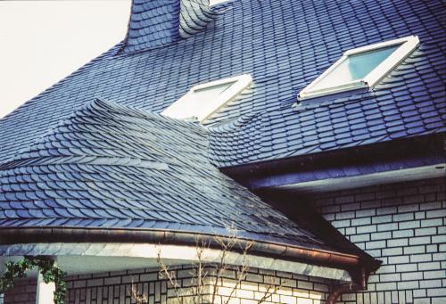 Schieferdach mit Gaube